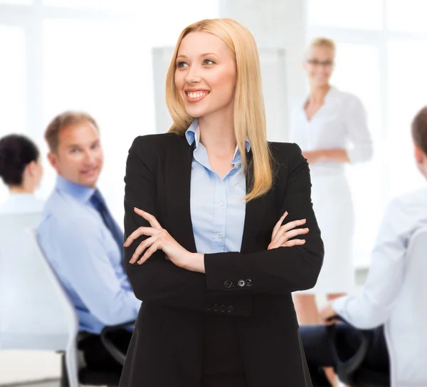 Aantrekkelijke jonge zakenvrouw in office — Stockfoto