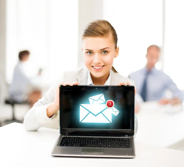 Affärskvinna hålla laptop med e-tecken — Stockfoto