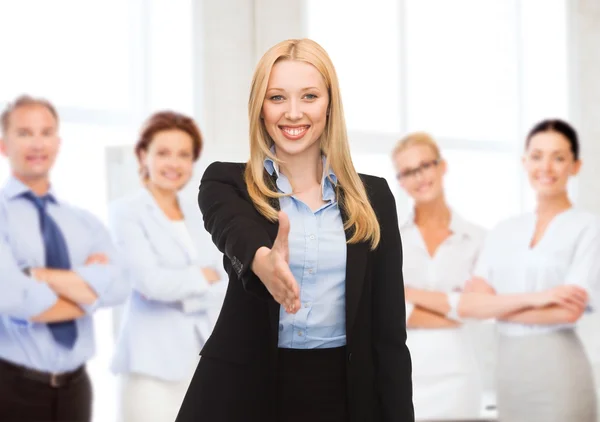 Donna con una mano aperta pronta per la stretta di mano — Foto Stock