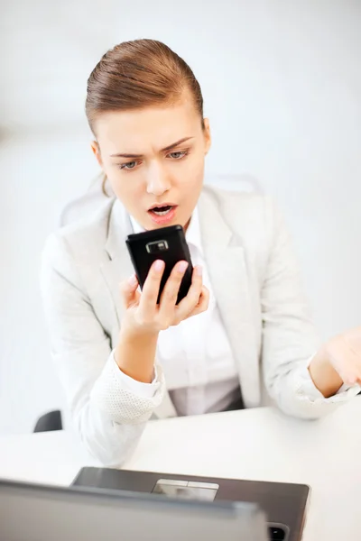 Vrouw schreeuwen in smartphone — Stockfoto