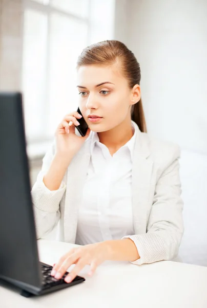 Affärskvinna med smartphone i office — Stockfoto