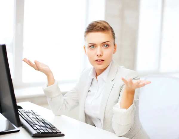Femme d'affaires stressée avec ordinateur — Photo