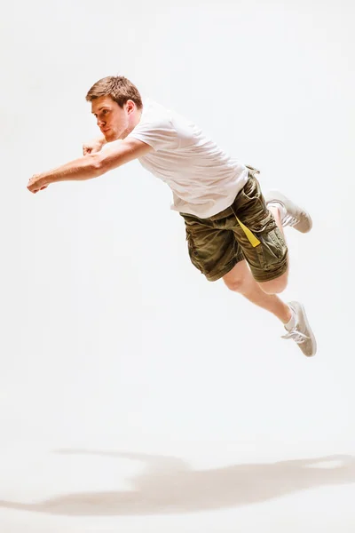 Чоловік танцюрист стрибає в повітрі — стокове фото