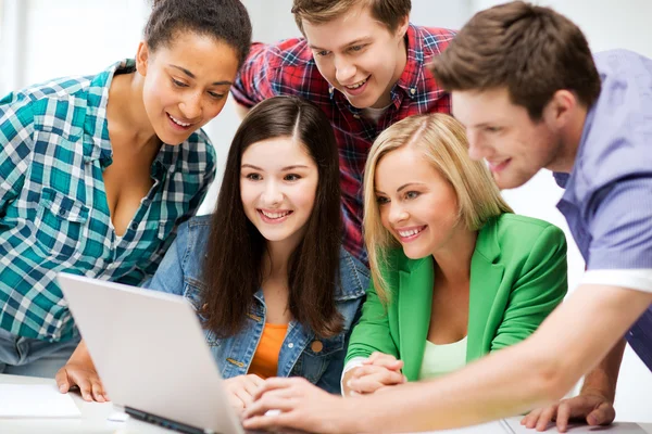 Studenti při pohledu na počítači tablet pc v přednášce ve škole — Stock fotografie