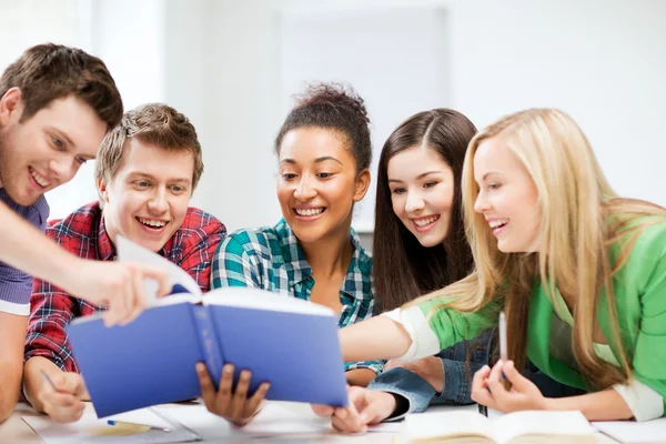 Studenti che leggono libro a scuola — Foto Stock