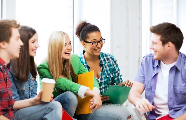 Eleverna kommunicera och skrattar åt skolan — Stockfoto