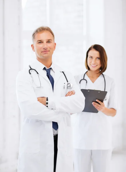 Два врача в больнице — стоковое фото