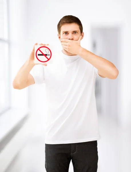 Young man holding no smoking sign — Stock Photo, Image