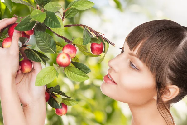 リンゴの小枝を持つ女性 — ストック写真