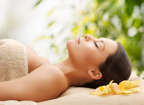 Woman in spa lying on the massage desk — Stockfoto