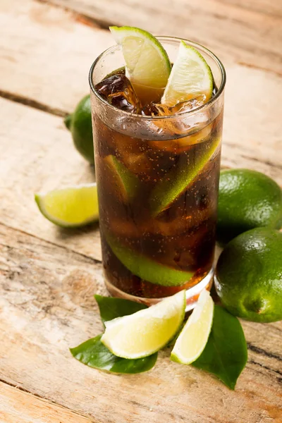 Cocktail met cola ijsblokjes en kalk — Stockfoto