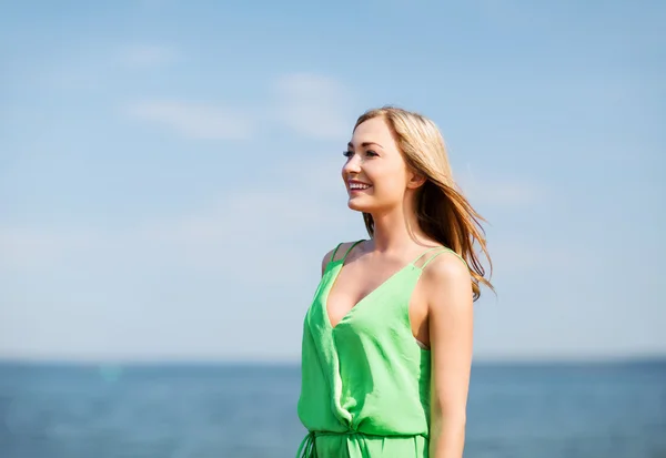 Mädchen steht am Strand — Stockfoto