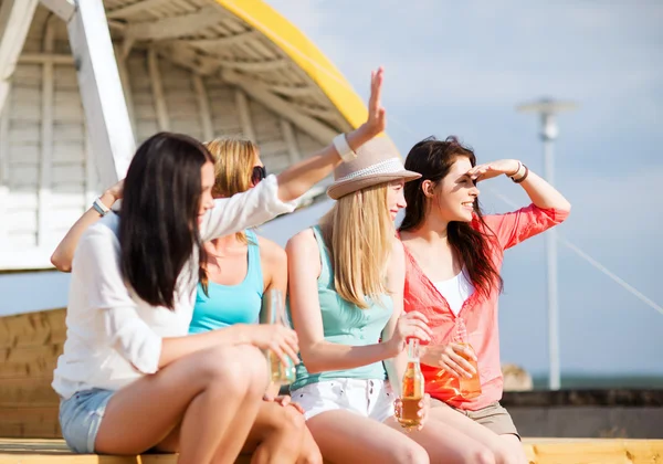 Mädchen mit Getränken am Strand — Stockfoto