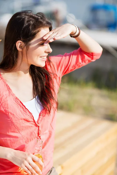 Ragazza con drink sulla spiaggia — Foto Stock