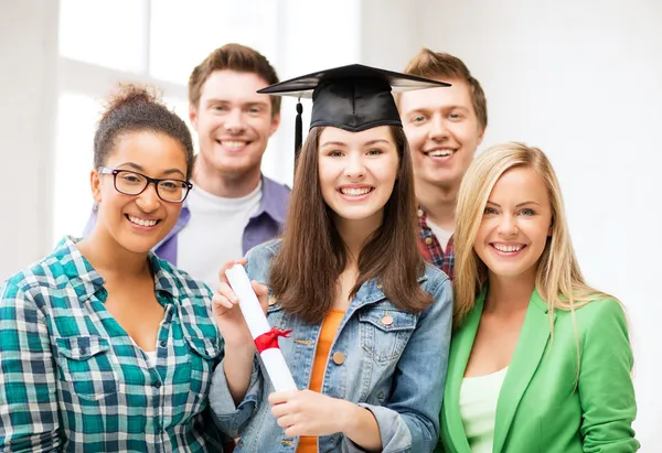 Chica en gorra de graduación con certificado — Foto de Stock