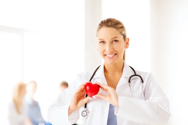 Kobieta lekarz z sercem — Zdjęcie stockowe