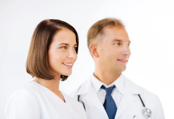 Два врача со стетоскопами — стоковое фото