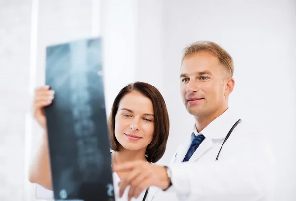 Twee artsen kijken naar x-ray — Stockfoto