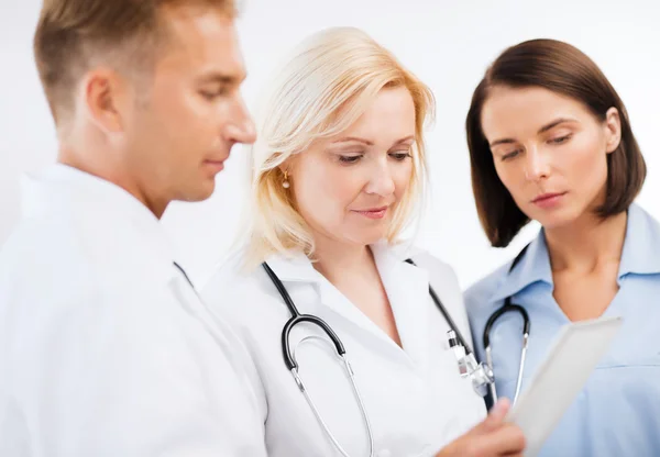 Médicos mirando la tableta pc — Foto de Stock