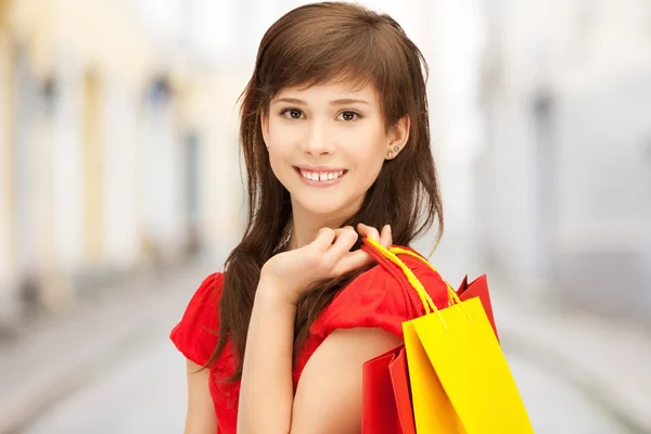 Frau mit Einkaufstaschen in der Hand — Stockfoto