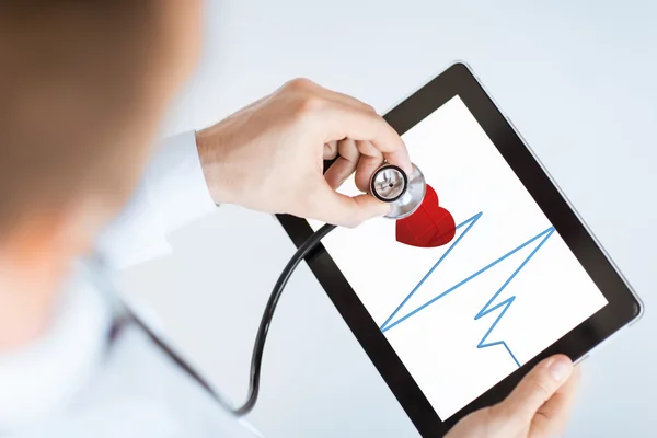 Läkare med stetoskop och tablet pc — Stockfoto