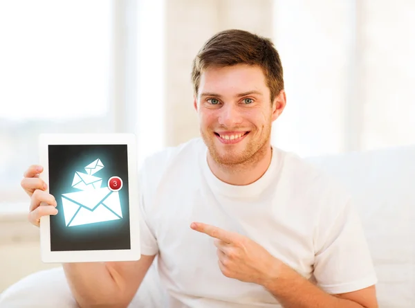 Hombre sosteniendo la tableta PC con el signo de correo electrónico en casa — Foto de Stock