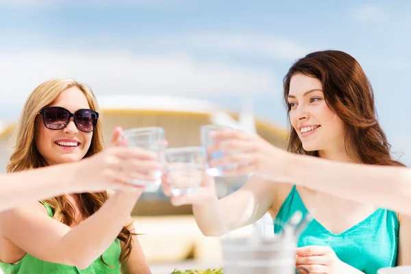 Meisjes maken een toast in café op het strand — Stockfoto