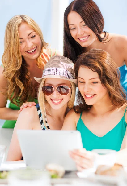 Chicas mirando la tableta PC en la cafetería —  Fotos de Stock