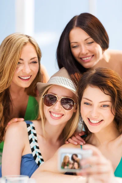 Chicas tomando fotos en la cafetería en la playa —  Fotos de Stock