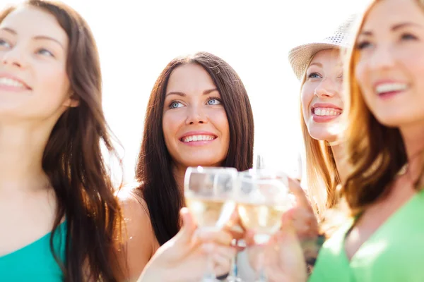 Filles avec verres de champagne — Photo