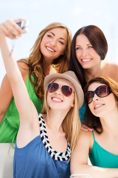 Meninas tirando foto no café na praia Imagens De Bancos De Imagens Sem Royalties