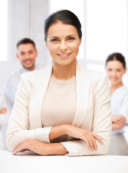 Attraktive junge Geschäftsfrau im Amt — Stockfoto