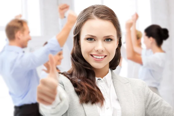 Zakenvrouw duimen opdagen in office — Stockfoto