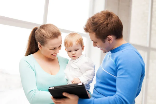 Pais e bebê adorável com tablet pc — Fotografia de Stock