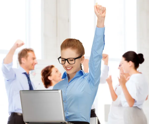 Geschäftsfrau mit Computer im Büro — Stockfoto