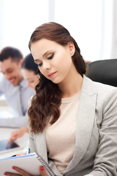 Aantrekkelijke zakenvrouw aantekeningen in office — Stockfoto