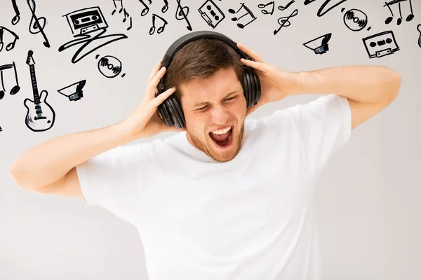 Hombre con auriculares escuchando música alta — Foto de Stock