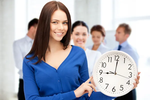 Mujer de negocios señalando el despertador — Foto de Stock