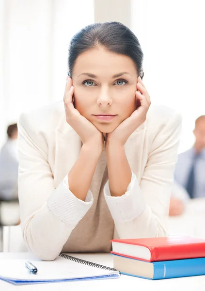 Femme d'affaires stressée au bureau — Photo