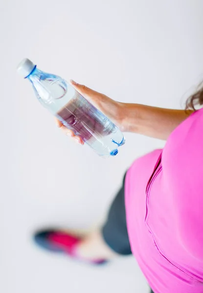 Deportiva mujer con botella de agua —  Fotos de Stock