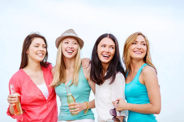 Dívky s drinky na pláži — Stock fotografie