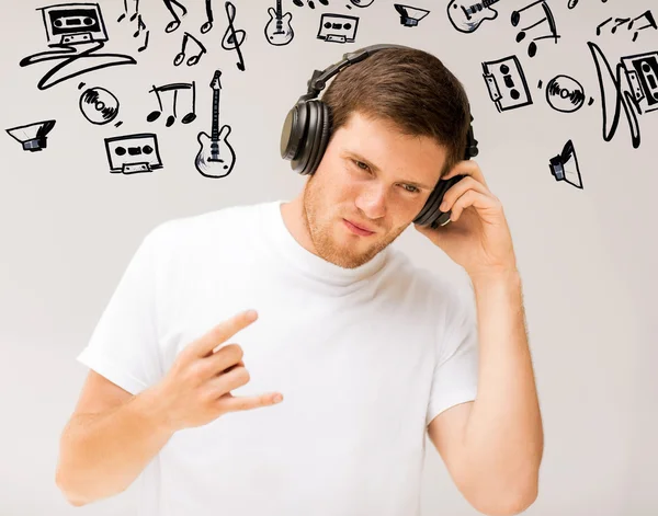 Uomo con cuffie che ascolta musica rock — Foto Stock
