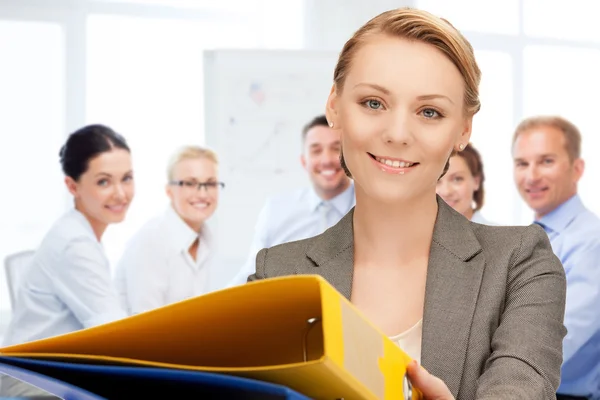 Frau mit Ordnern im Büro — Stockfoto