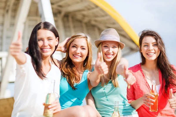 Girls with drinks on the beach — Stock Photo, Image