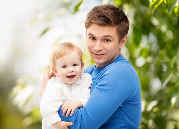 Sevimli çocuk ile mutlu baba — Stok fotoğraf