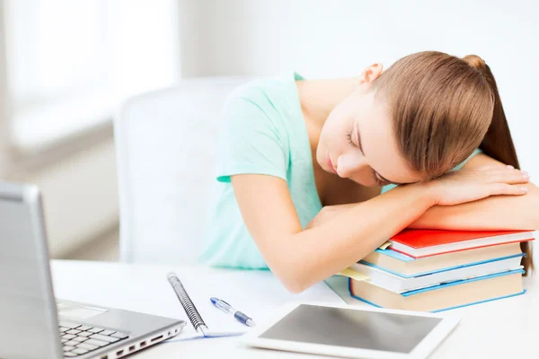 Estudante cansado dormindo em estoque de livros — Fotografia de Stock