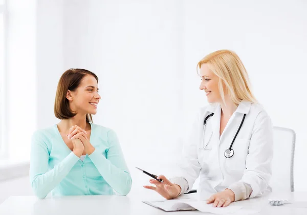 Doctor with patient in hospital — Stock Photo, Image