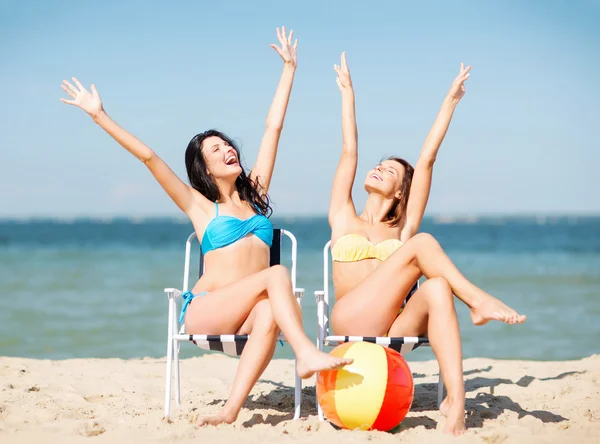 Chicas tomando el sol en las sillas de playa — Foto de Stock