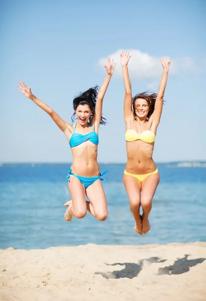 Девочки прыгают на пляже — стоковое фото