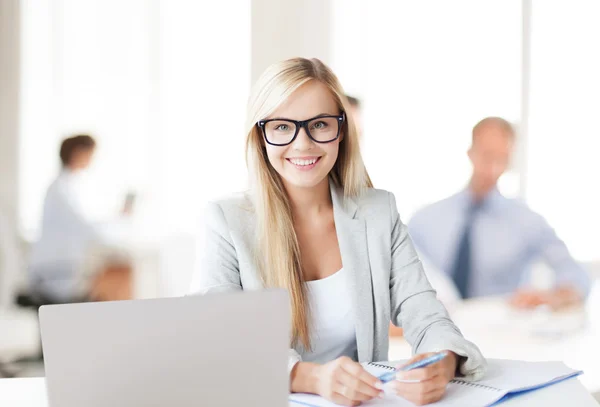 Geschäftsfrau mit Dokumenten im Amt — Stockfoto